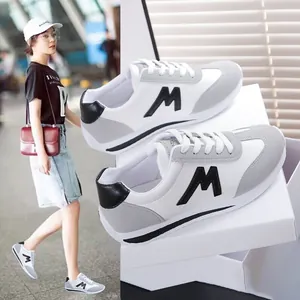 Moderne weiß-graue Damen-Freizeitschuhe im minimalistischen Low-Top-Design für den Alltag