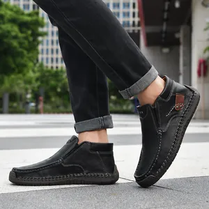 Vista dettagliata di scarpe casual in pelle nera fatte a mano con cuciture artigianali