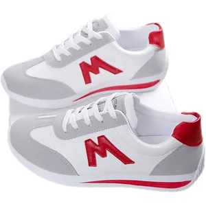 Stylische Damen-Sneaker in Weiß, Grau und Rot, besonders leicht und bequem für den Alltag