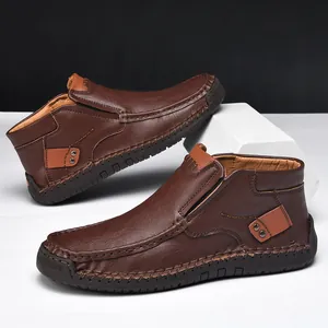 Dettaglio scarpe casual da uomo marroni alte senza lacci con cuciture fatte a mano
