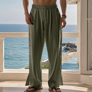 Vue détaillée d'un pantalon en lin vert olive avec cordon et boutons latéraux.