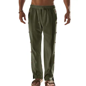 Gros plan d'un pantalon décontracté vert olive pour hommes avec boutons latéraux