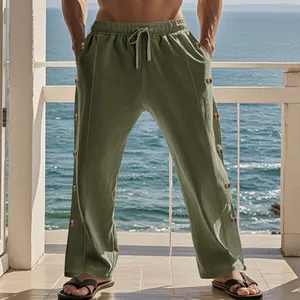 Détail du pantalon en lin vert olive pour homme avec boutons latéraux et cordon