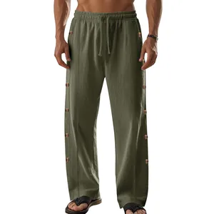 Détail du pantalon en lin vert olive pour homme avec boutons latéraux et cordon.