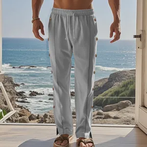 Vue détaillée d'un pantalon d'été gris pour hommes avec cordon et boutons latéraux
