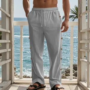 Vue détaillée d'un pantalon en lin gris pour homme avec cordon et boutons latéraux décoratifs