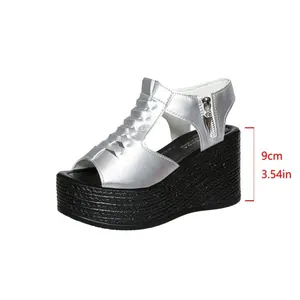 Silberne römische Keilsandalette mit 9cm schwarzem Plateau und seitlichem Zipper