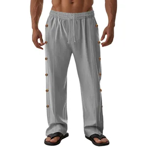 Détail du pantalon décontracté en lin gris avec taille à cordon et boutons sur les côtés