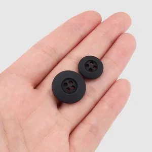 Boutons durables en nylon recyclé noir à 4 trous pour manteaux et chemises sur paume