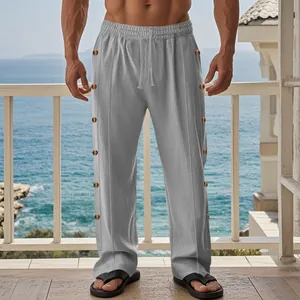 Détail d'un pantalon d'homme en lin gris avec cordon de serrage et boutons latéraux