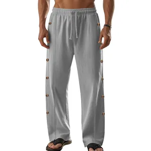 Détail d'un pantalon d'homme en lin gris clair avec taille à cordon et boutons sur le côté