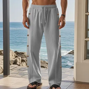 Détail du pantalon en lin pour homme avec cordon de serrage et boutons latéraux décoratifs.