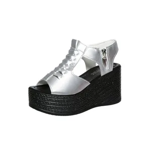 Silberne Keilsandaletten mit Peep-Toe-Design und seitlichem Reißverschluss für Damen