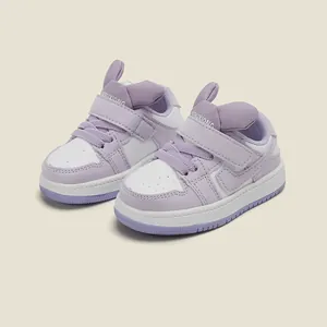Zapatillas de andar para bebé en morado y blanco con velcro y orejas de animales