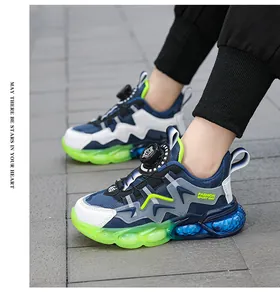 Dettaglio di scarpe sportive per bambini con fibbia rotante e suole verde lime grosse