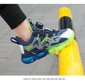 Dettaglio laterale di scarpe sportive per bambini con fibbia rotante