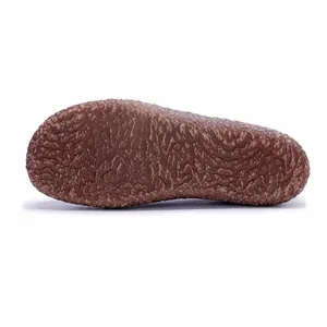 Détail en gros plan de la semelle extérieure en caoutchouc marron texturé pour chaussures