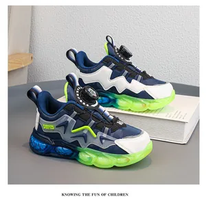 Vista dettagliata di scarpe sportive per bambini con un moderno sistema di chiusura a rotella.