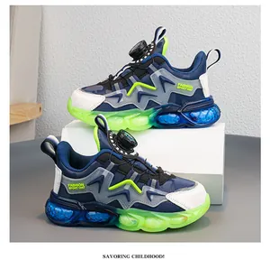 Dettaglio scarpe sportive per bambini con fibbia rotante e suola ammortizzata blu