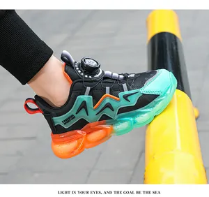 Vista laterale dettagliata di scarpe sportive per bambini con suola colorata e fibbia girevole