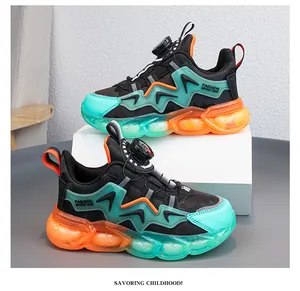 Dettaglio di sneakers sportive per bambini con fibbia rotante e suole vivaci arancioni