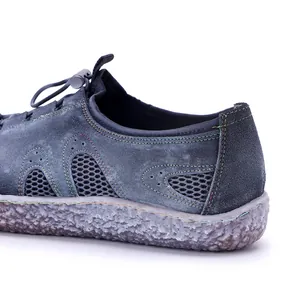 Detalle de zapato casual de cuero vintage para mujer con malla transpirable y costuras