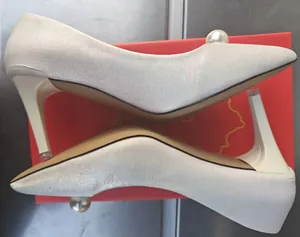 Vue de profil de chaussures de mariée en satin champagne avec détail de perle élégant