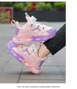 Dettaglio scarpe sportive per bambini rosa con fibbia girevole e suola in gomma