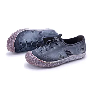 Detalle de zapatos de cuero vintage para mujer con malla transpirable y cordones