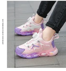 Primo piano di sneakers rosa per bambini con fibbia rotante e suola viola spessa