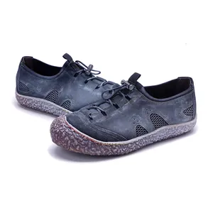 Primer plano de zapatos de cuero vintage con malla transpirable y suela