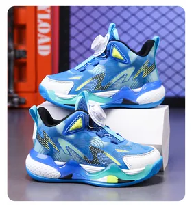 Detailansicht blauer Kinder-Basketballschuhe mit einem schnellen Drehverschlusssystem