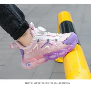 Dettaglio delle sneakers rosa per bambini con chiusura a fibbia rotante regolabile.