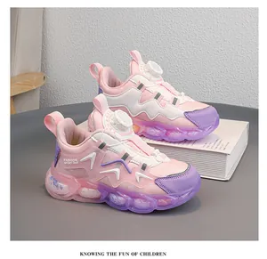 Vista dettagliata delle scarpe sportive rosa per bambini con chiusura a rotella.