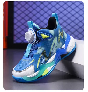 Nahaufnahme von blauen Kinder-Basketballschuhen mit einem praktischen Drehverschluss