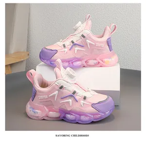 Vista dettagliata di sneakers per bambini rosa e viola con chiusura a fibbia rotante.