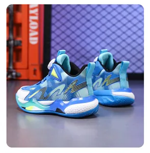 Detailansicht blauer Kinder-Basketballschuhe mit stilvollem Muster und Gummisohle