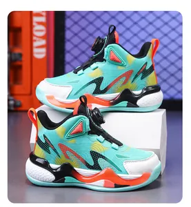 Detail von Kinder-Basketballschuhen mit praktischem Schnellverschluss-Drehknopfsystem.