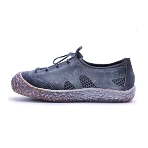 Vista de perfil profesional de zapatos casuales de cuero vintage con paneles de malla
