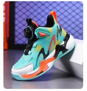 Detailansicht der Kinder-Basketballschuhe mit türkisfarbenen und orangefarbenen Akzenten.