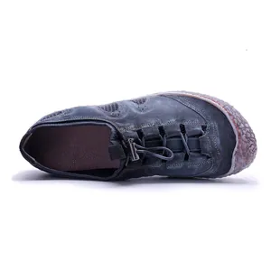 Vista superior de zapato casual de cuero vintage con detalles de malla transpirable.