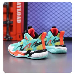 Nahaufnahme der mintgrünen und orangefarbenen Basketballschuhe für Kinder mit Drehverschluss