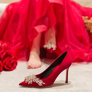 Escarpins de mariage rouges élégants avec ornements en strass et talons aiguilles pointus