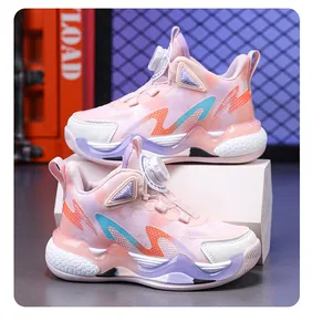 Nahaufnahme der rosa Kinder-Basketballschuhe mit einem Schnelldrehverschluss-System