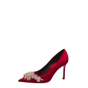 Élégantes chaussures de mariage en satin rouge à bout pointu et boucle en feuille de cristal.