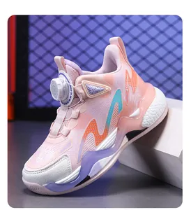 Detail von rosa Kinder-Basketballschuhen mit mechanischem Drehverschluss-System