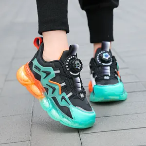 Scarpe sportive per bambini con fibbia rotante e suole ondulate colorate traslucide