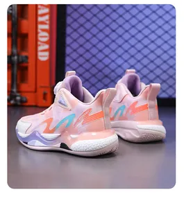 Detail der rosa Kinder-Basketballschuhe mit Drehverschluss und Obermaterial aus Leder.