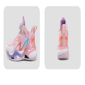 Seiten- und Rückansicht von rosa Kinder-Basketballschuhen mit Drehverschluss
