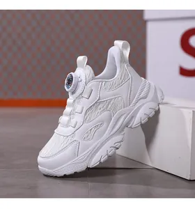 Vista dettagliata di sneakers in rete bianca traspirante per ragazzi con fibbia